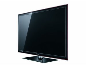 Flach und sparsam: Samsung UE32D5700 Full HD LCD Fernseher